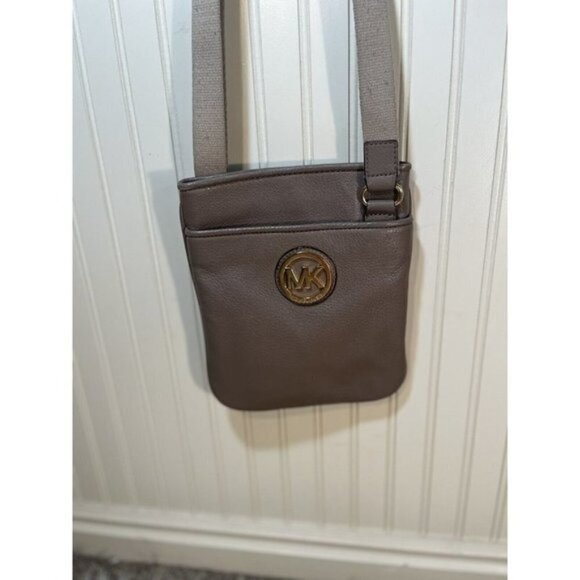 MICHAEL Kors Fulton Leather Swing pack Crossbody Taupe - Picture 2 of 12